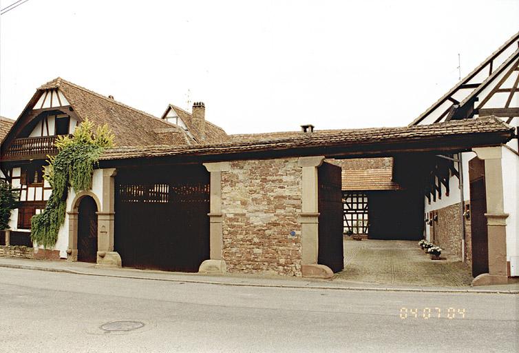 Ferme 2 rue Albert Schweitzer, le logis qui remonte à 1764 est modernisé, le portail est daté 1829.