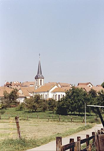 Vue lointaine de l'église.