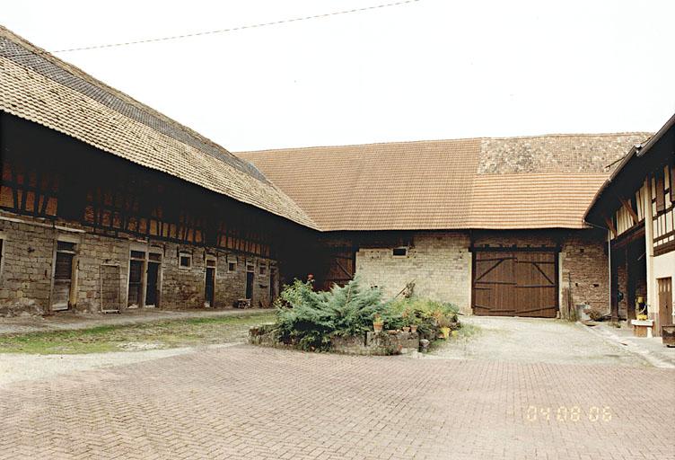 La grange en fond de cour et les étables.