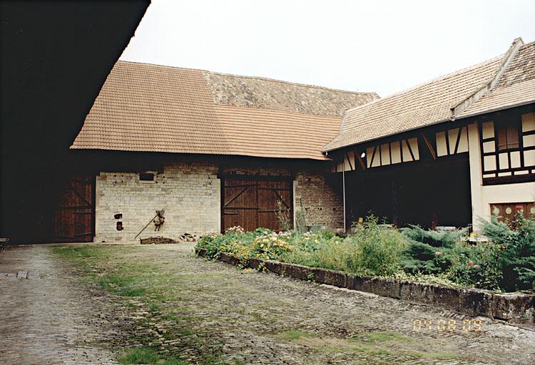 Grange et hangar.