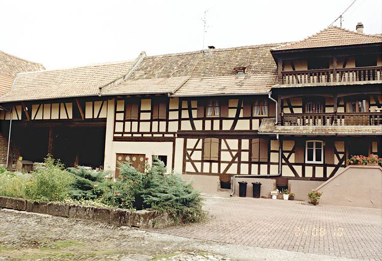 Dans le prolongement du logis : le hangar.