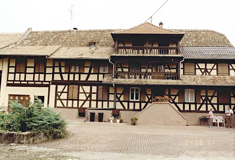 Elévation du logis sur cour, avec le double-balcon.