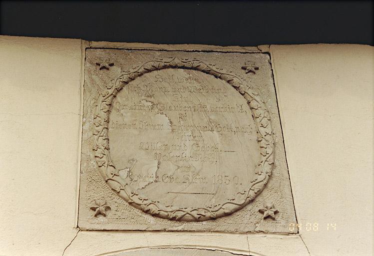 Détail de l'inscription au-dessus de la porte piétonne.