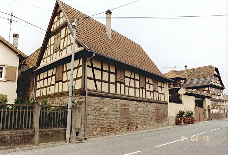 Vue d'ensemble des façades des logis et logis secondaire, depuis la rue.