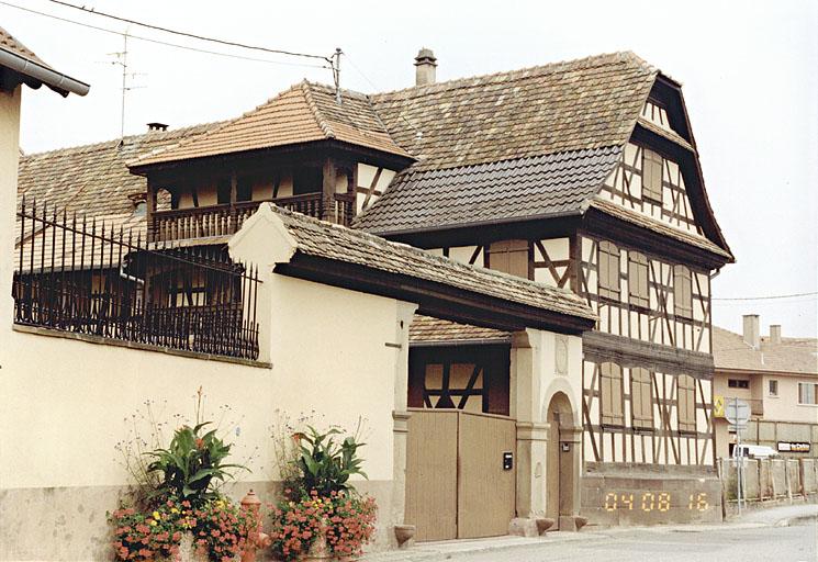 Vue de trois-quarts du logis, depuis la rue.