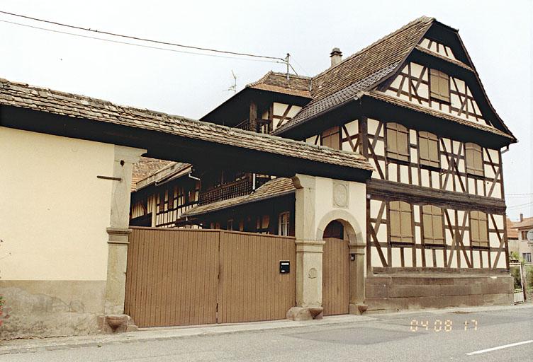 Vue de trois-quarts du logis et du portail.