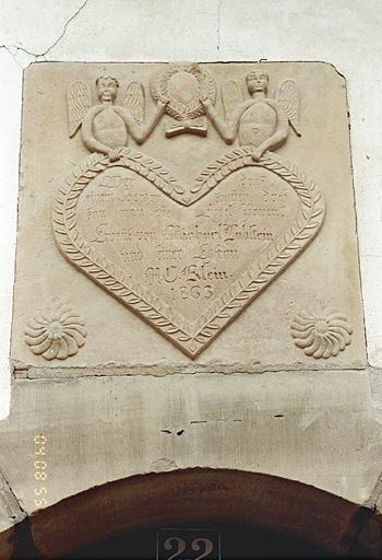 22 rue de Mundolsheim : détail de la dalle encastrée au-dessus de la porte piétonne datée 1863.