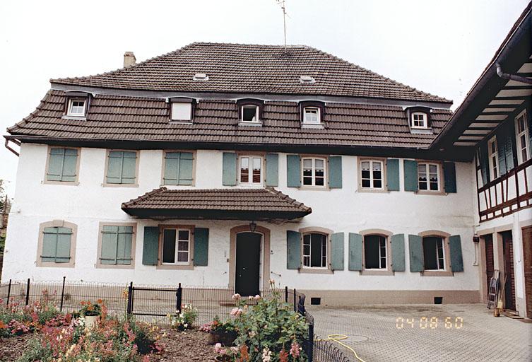 Vue du logis, façade sur cour.