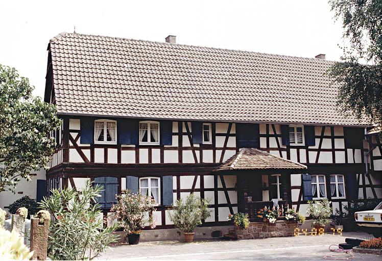 Logis. Façade latérale sur cour.