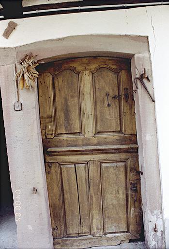 Porte à deux battants superposés.