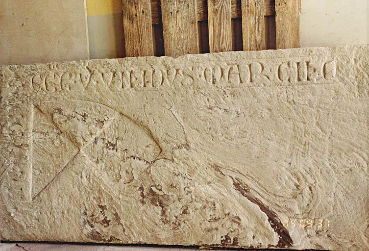 Dalle funéraire déposée 6 rue Principale. Ce serait la dalle funéraire de Cunégonde de Bertstett, morte en 1305. Elle proviendrait de l'ancienne église et fut redécouverte en 1906 par le pasteur Ungerer.