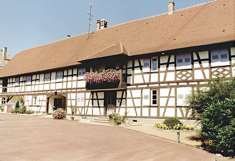 Ferme, 17 rue Principale.
