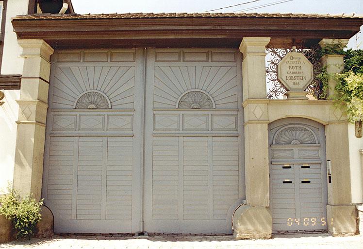 Le portail de 1868, 17 rue Principale.