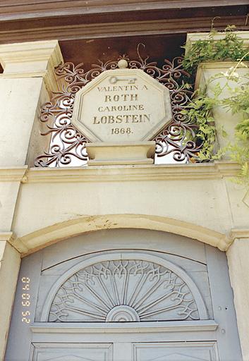 Le portail de 1868, 17 rue Principale.