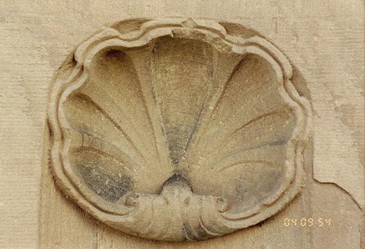 46 rue Principale, détail de la coquille d'un montant de portail.