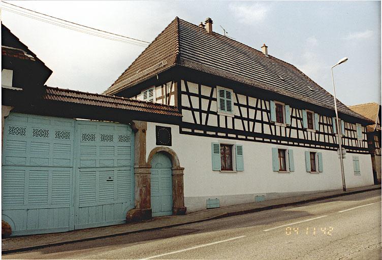 Façade sur rue du logis et portail.