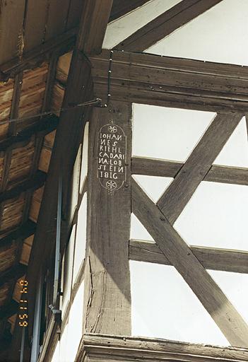 Le poteau cornier.