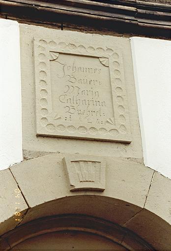 La dalle au-dessus de la porte piétonne.