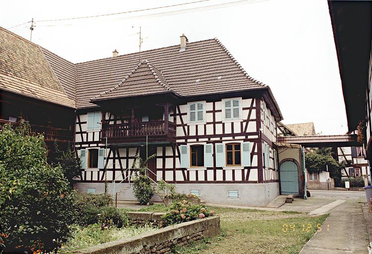 Vue depuis le fond de la cour.