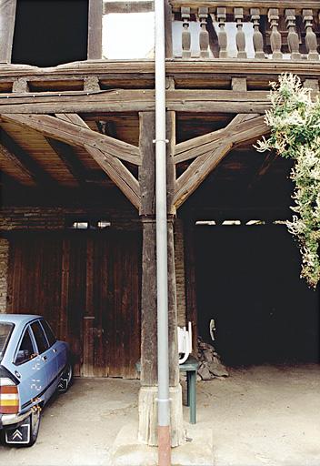 Le poteau central du hangar.