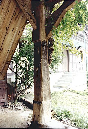 Un poteau du hangar.