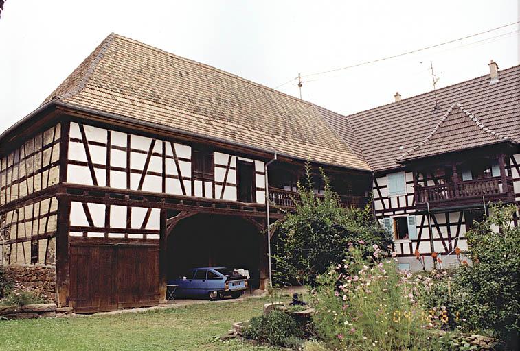 L'aile en équerre attenant au logis contenant hangar et grenier.