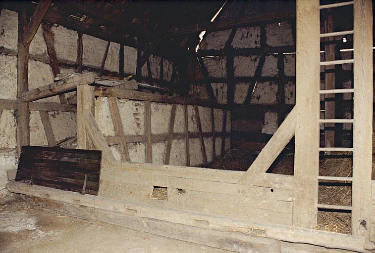 Vue intérieure de la grange : une remise à outils.