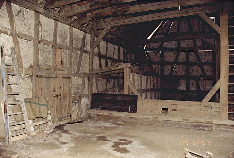 Vue intérieure de la grange : à gauche une porte d'accès au jardin.