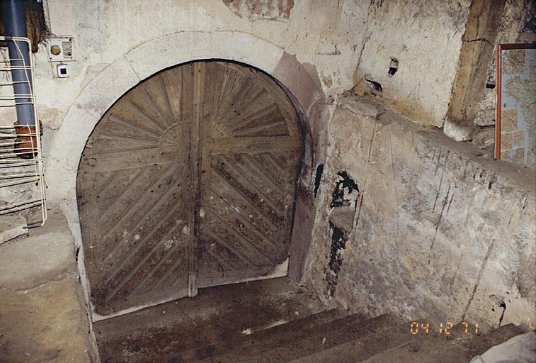 La porte de la cave.