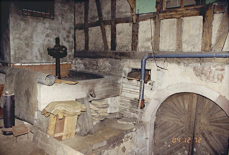 Le pressoir à vin dans le hangar.