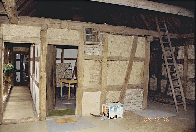 Vue intérieure vers une chambre de domestique et la coursière.