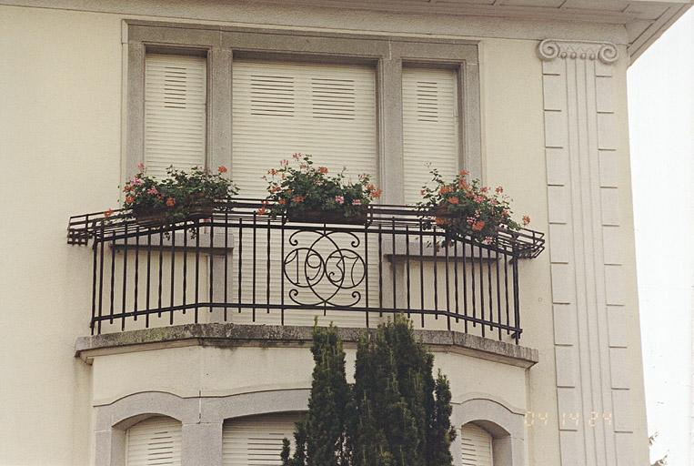 Maison 5 rue du Stade : le balcon daté 1937.