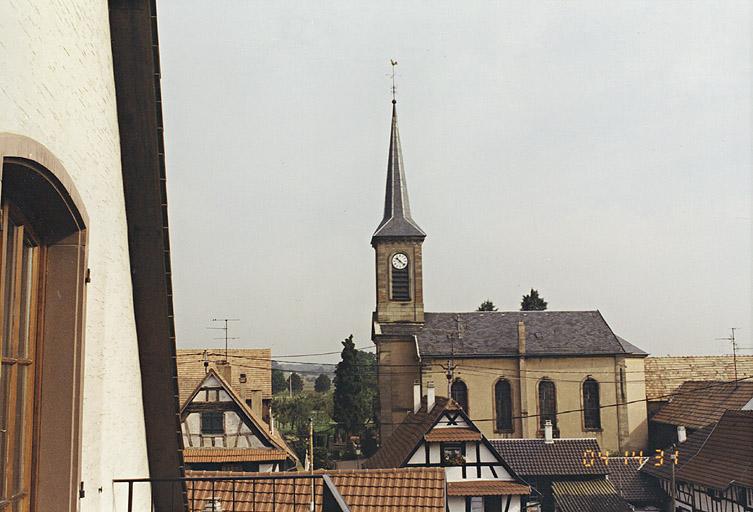 Vue lointaine de l'église.