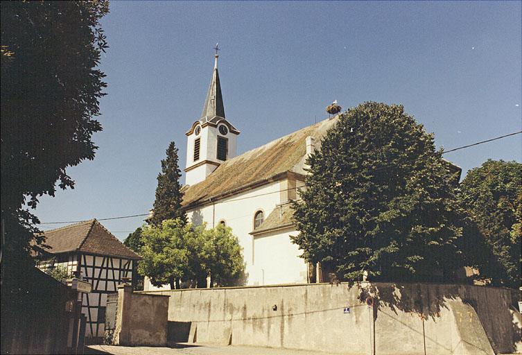 Vue depuis le sud-est : l'église sur sa motte encerclée d'un mur de soutènement.