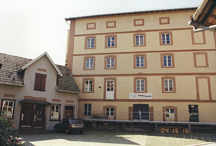 Le moulin et à gauche le bâtiment des bureaux.