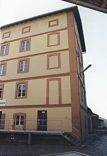 Le moulin, vue de trois-quarts.