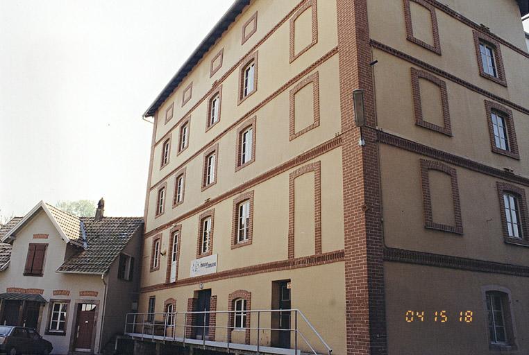 Le moulin, vue de trois-quarts.
