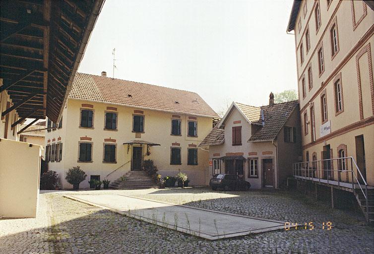 Vue depuis le fond de la cour vers la maison.