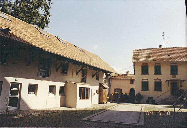 Les écuries (transformées).
