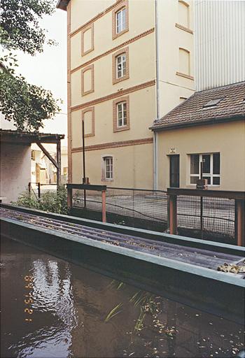 L'écluse sur le canal du moulin.