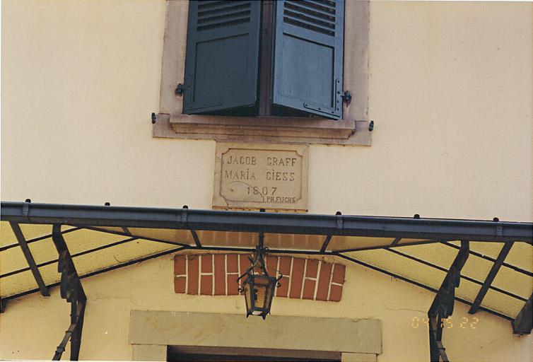 La plaque sur la maison contenant l'inscription.