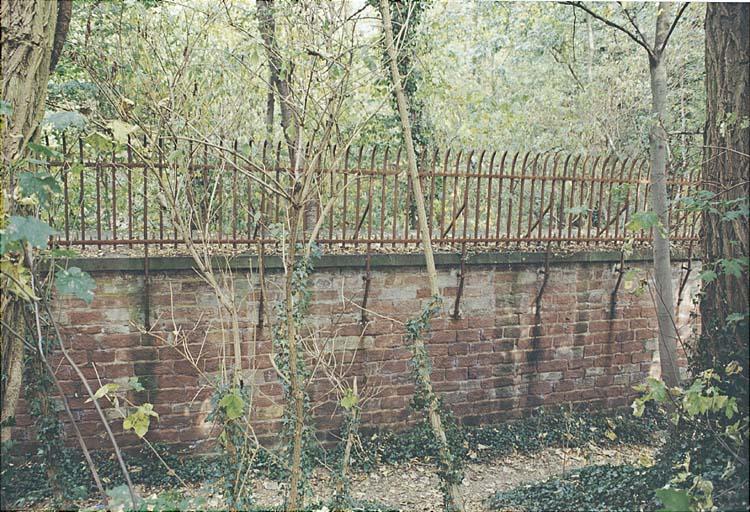 Le mur d'enceinte.