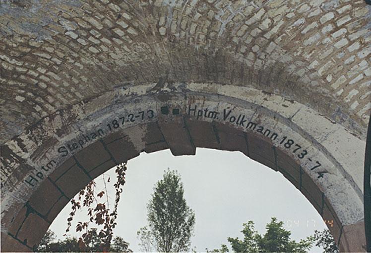 L'arc intérieur sous le portique avec l'inscription peinte donnant les noms des officiers du génie responsables des travaux.