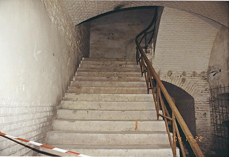 Au fond de la grande traverse, l'escalier en pierre de taille et rampe de fer conduit à la caserne de tête.