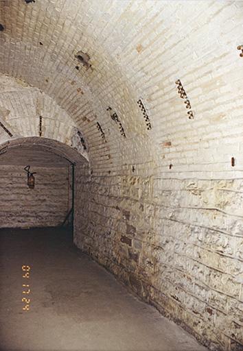 Dans les couloirs, il subsiste les relais électriques qui portaient les câbles.