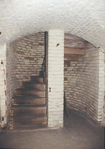 Escalier en pierre de taille dans une traverse-abri.