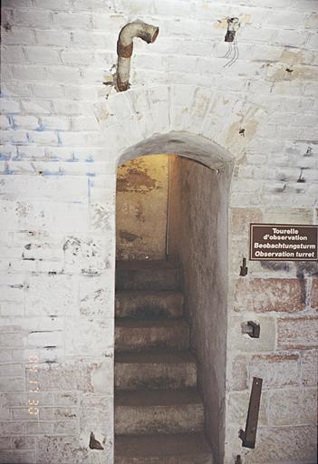 L'accès à la tourelle d'observation. Au-dessus de l'arc, vestige de tube phonique vers le couloir de traverse.