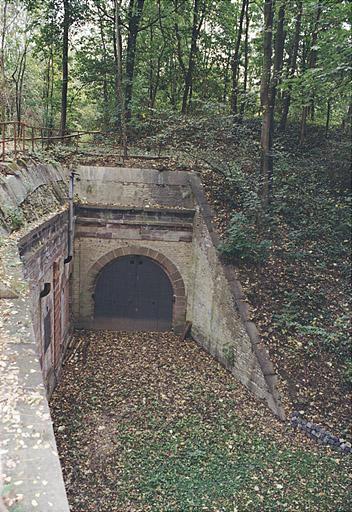 Poterne latérale de la grande traverse donnant sur la cour intérieure Ouest.