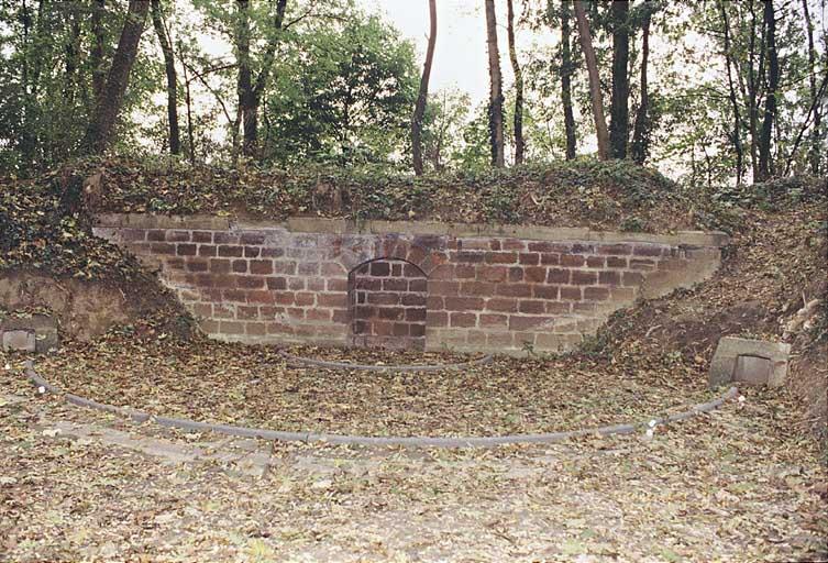 Emplacement d'une pièce d'artillerie (canon de 150 cm). Les rails sont encore en place.