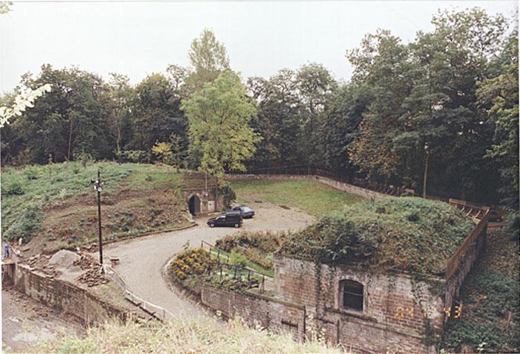 L'entrée bastionnée avec au premier plan le poste de garde, à l'arrière-plan une poudrière.